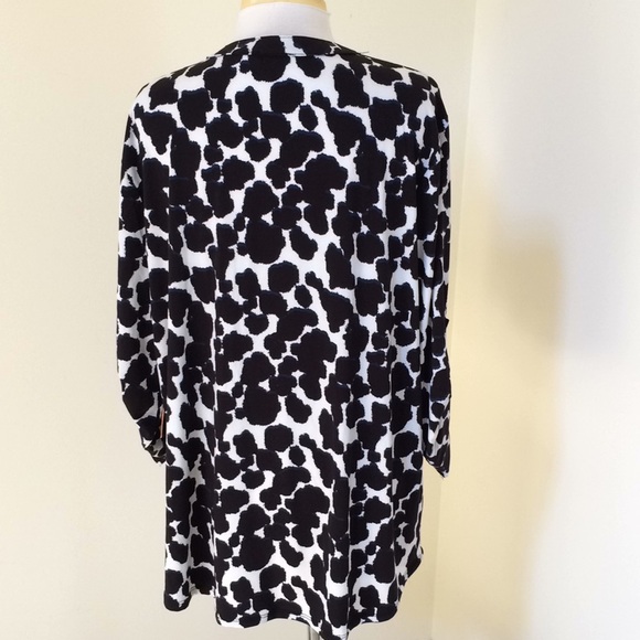 NWT! FYLO XXL black spots front zip blouse. - Picture 4 of 10